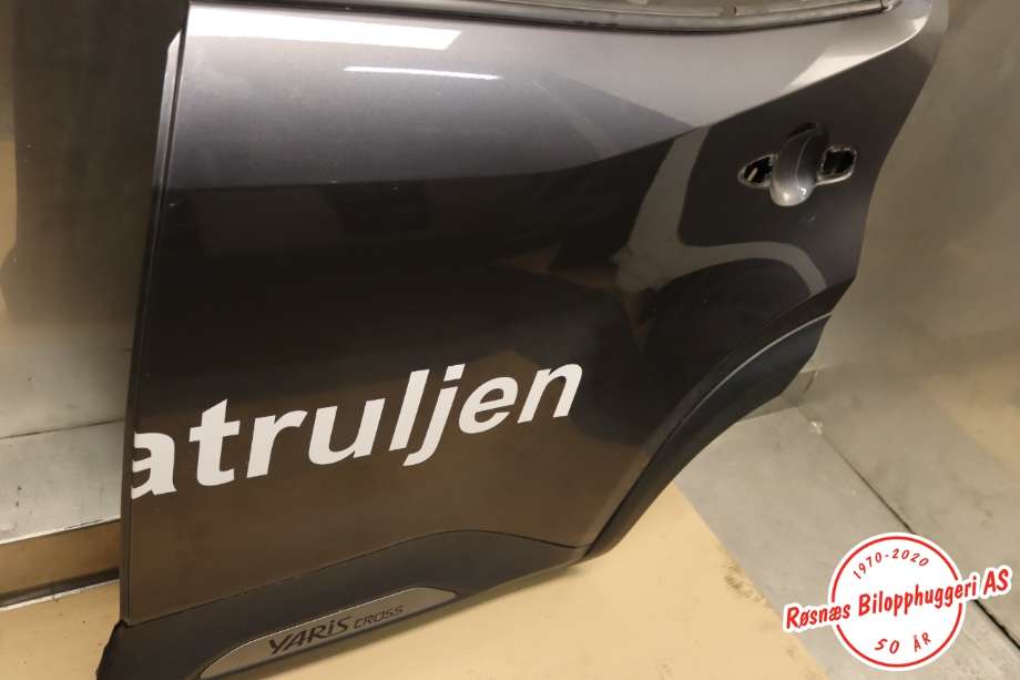 Dør venstre bak til Toyota Yaris Cross (SUV) 2021-->>  (TOYOTA|67004K2020|)