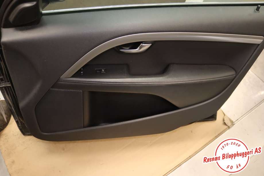 Dør høyre foran til Volvo V70 2007-2013 (Type III, Fase 1)  (VOLVO|31335589|)
