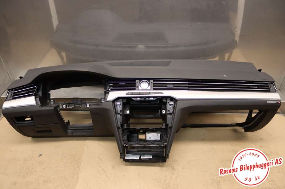 Dashbord til VW Passat, 2015-2019 (Fase 1) (B8) (B8) (VOLKSWAGEN|3G1 857 003 BK)