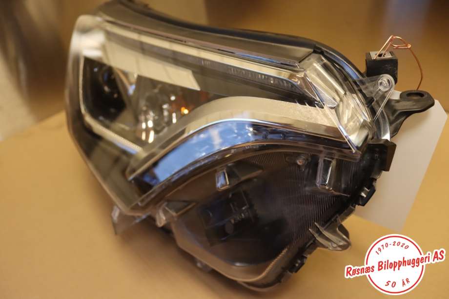 Frontlykt høyre halogen til Toyota RAV4 2016-2019 (Type IV, Fase 2)  (TOYOTA|8114542680|)