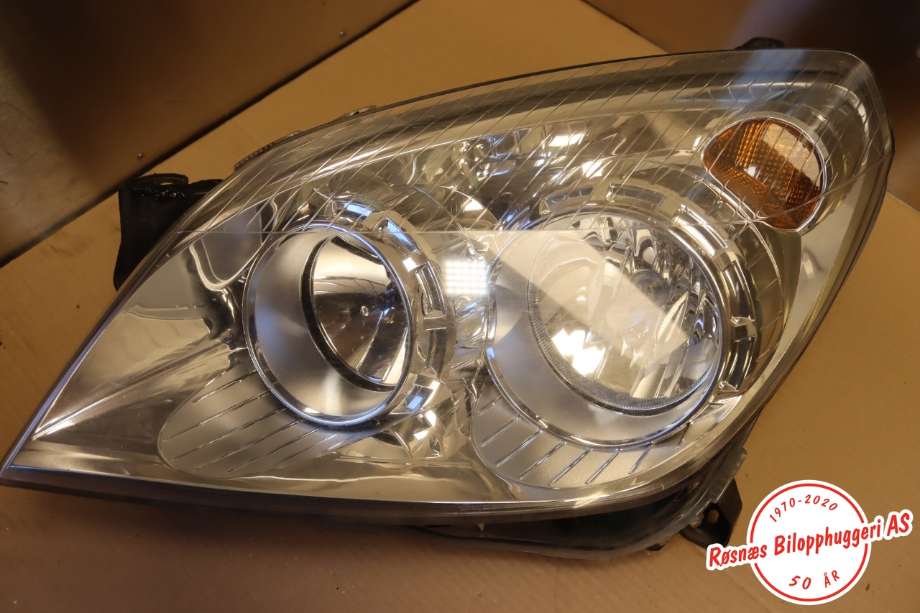 Frontlykt venstre halogen til Opel Astra H 2004-2009 (OPEL||13239288LH)