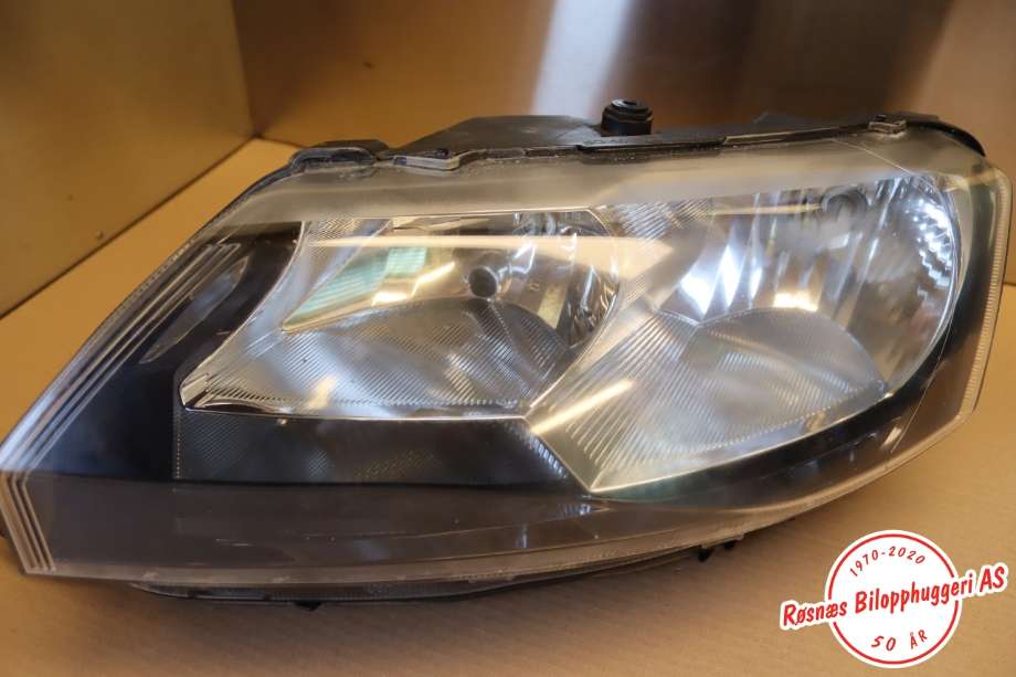 Frontlykt venstre halogen til Škoda Rapid, 2012-2019 (SKODA|)