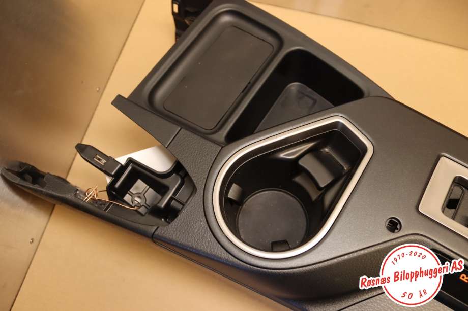 Innredning, Konsoll til Toyota RAV4 2016-2019 (Type IV, Fase 2) (TOYOTA|5890142260C0|)