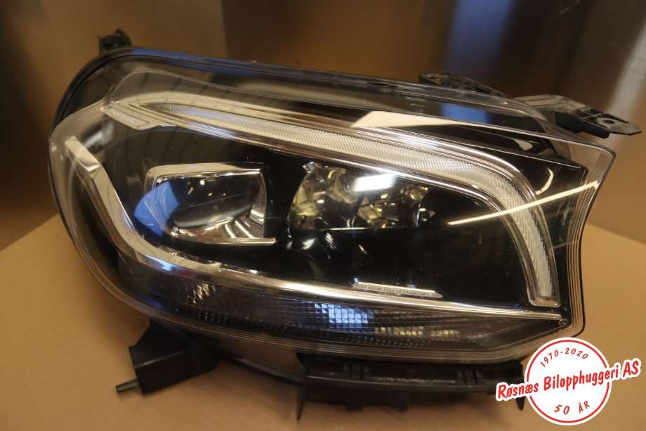 Frontlykt høyre halogen til Mercedes X-Klasse, 2017-2020  (MERCEDES|)
