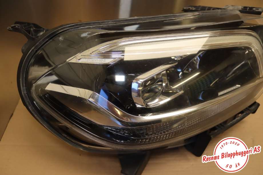 Frontlykt høyre halogen til Mercedes X-Klasse 2017-2020  (MERCEDES||A4709060900)