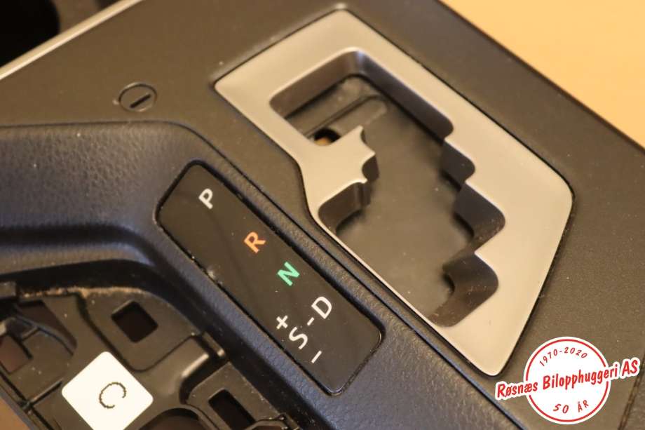 Innredning, Konsoll til Toyota RAV4 2016-2019 (Type IV, Fase 2)  (TOYOTA|5890142260C0|)