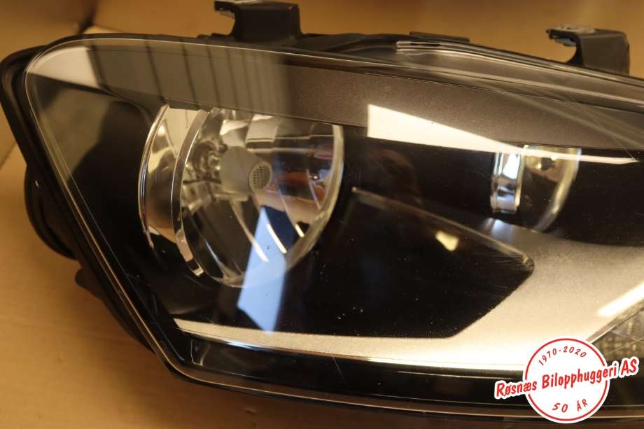 Frontlykt høyre halogen til VW Polo 2009-2014 (Type V, Fase 1)  (VOLKSWAGEN||6R1941008F)