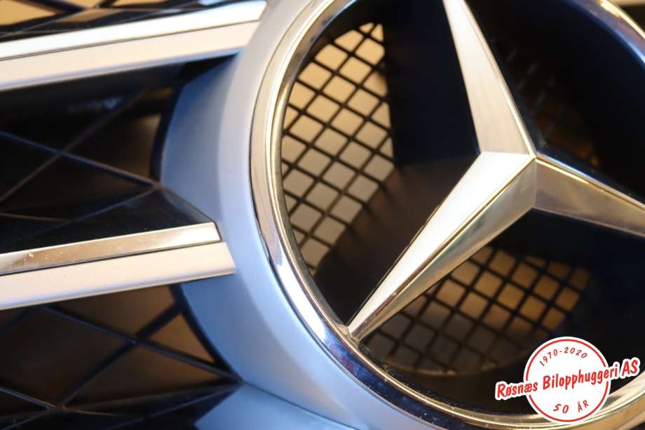 Grill til Mercedes GLK 2008-2015 (X204) (X204) (MERCEDES|A 204 880 15 83|)
