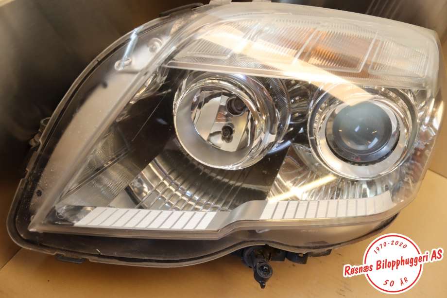 Frontlykt venstre halogen til Mercedes GLK 2008-2015 (X204) (X204) (MERCEDES|A 204 820 68 59|)