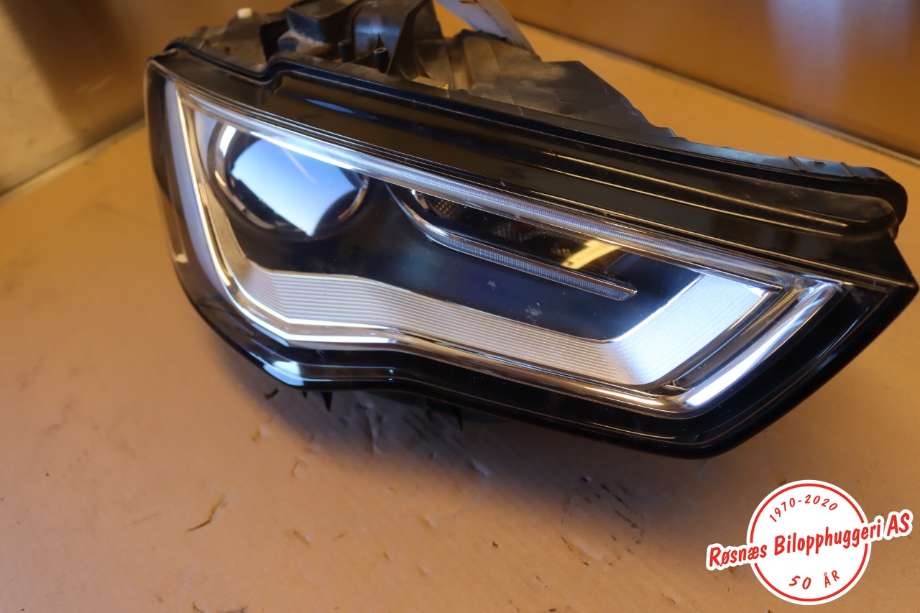 Frontlykt høyre halogen til Audi A3 2016-2020 (Type III, Fase 2)  (AUDI|8V0941032|)