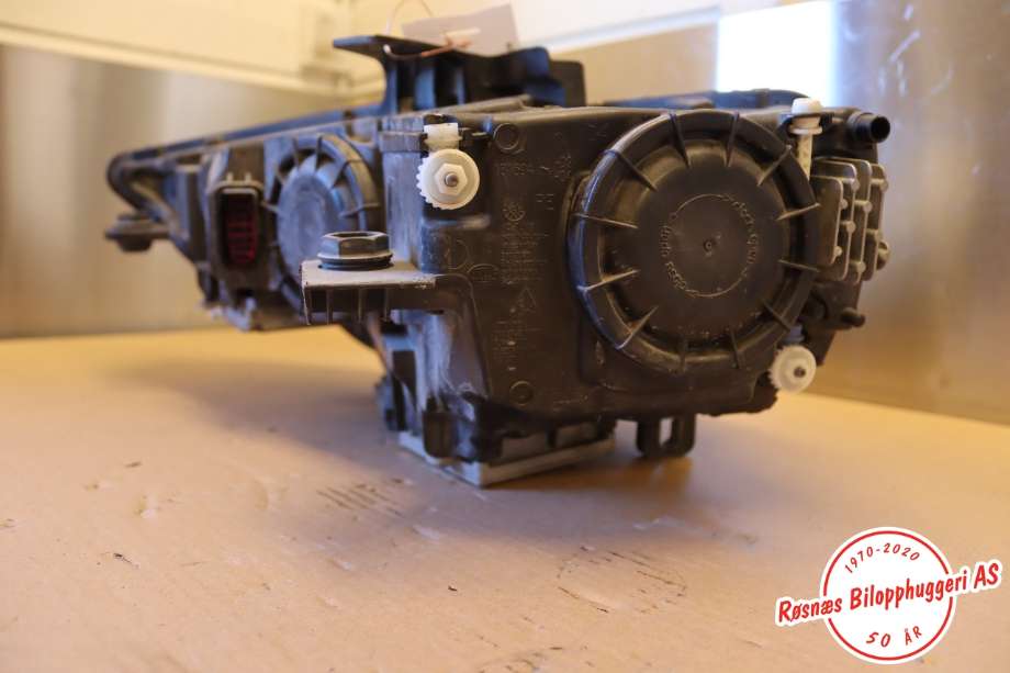 Frontlykt høyre halogen til Audi A3 2016-2020 (Type III, Fase 2)  (AUDI|8V0941032|)