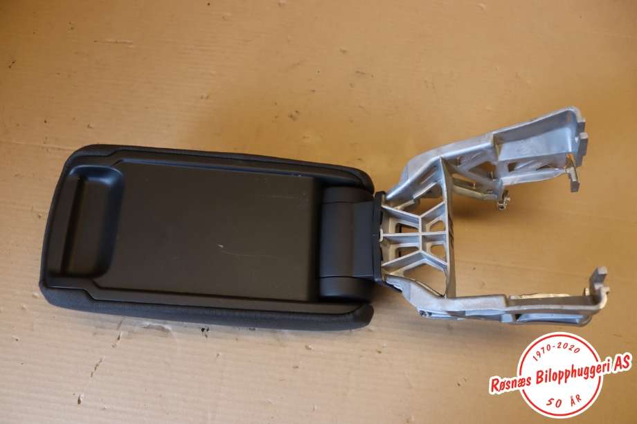 Sete armlene lokk til Audi A3 2016-2020 (Type III, Fase 2) (AUDI|8V0864283|)