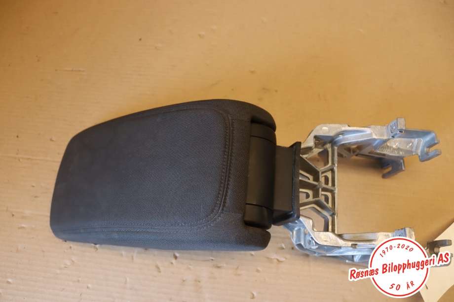Sete armlene lokk til Audi A3 2016-2020 (Type III, Fase 2) (AUDI|8V0864283|)