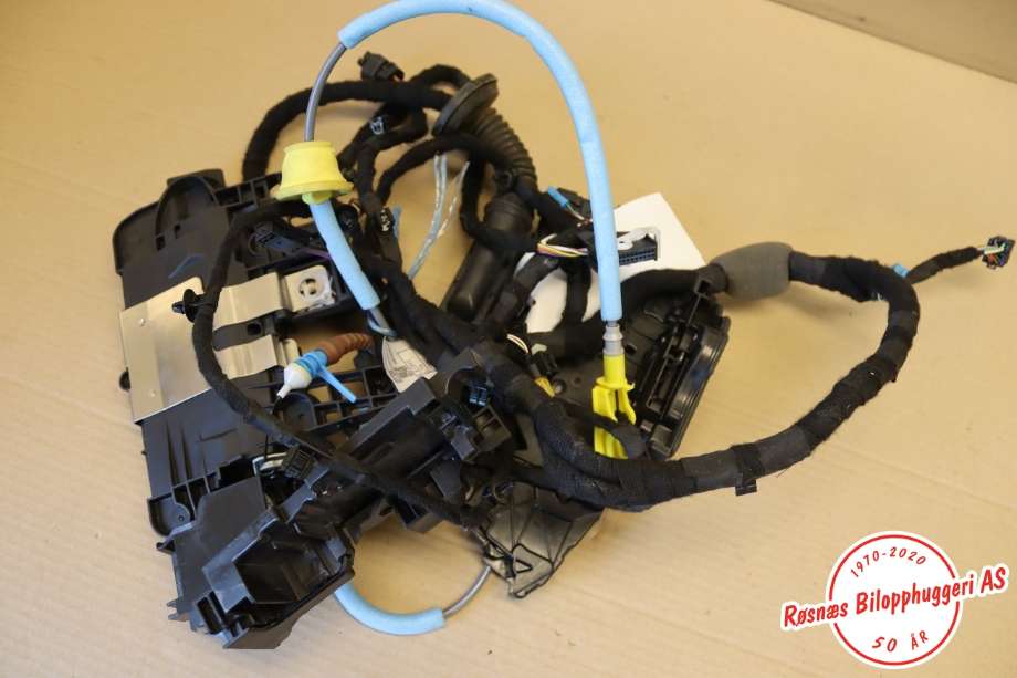 Låsekasse høyre til BMW i4 2021-->> (G26) (G26) (BMW|51217445049|)