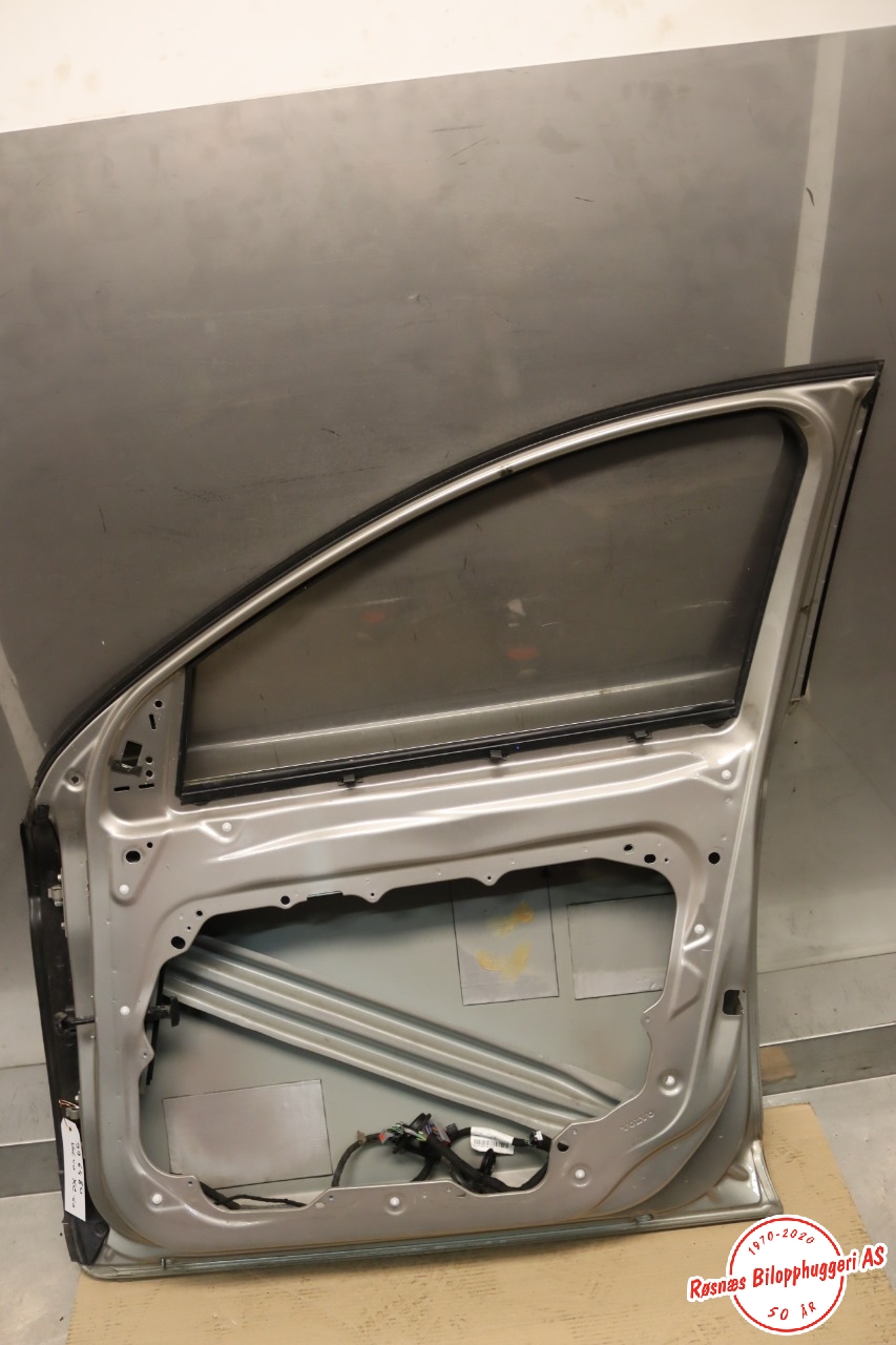 Dør høyre foran til Volvo XC60 2008-2013 (Type I, Fase 1)  (VOLVO|31457679|)
