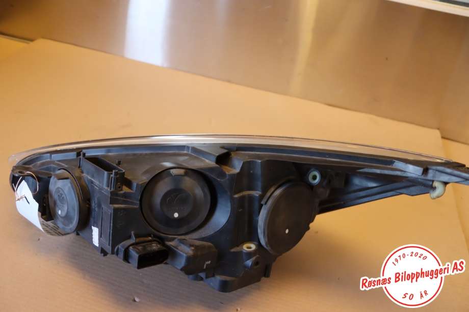 Frontlykt høyre halogen til Ford Focus 2014-2018 (Type III, Fase 2) (FORD|F1EB13W029AEB|)