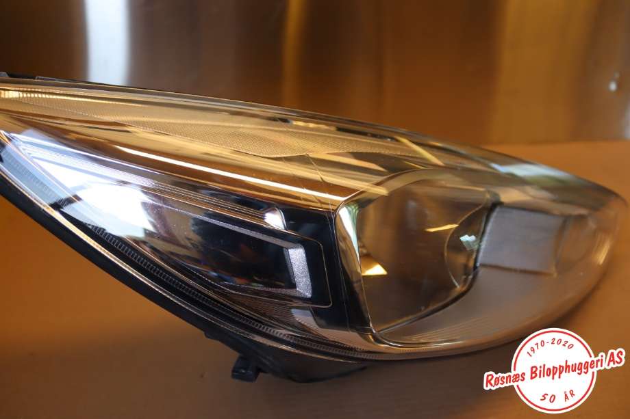 Frontlykt høyre halogen til Ford Focus 2014-2018 (Type III, Fase 2) (FORD|F1EB13W029AEB|)