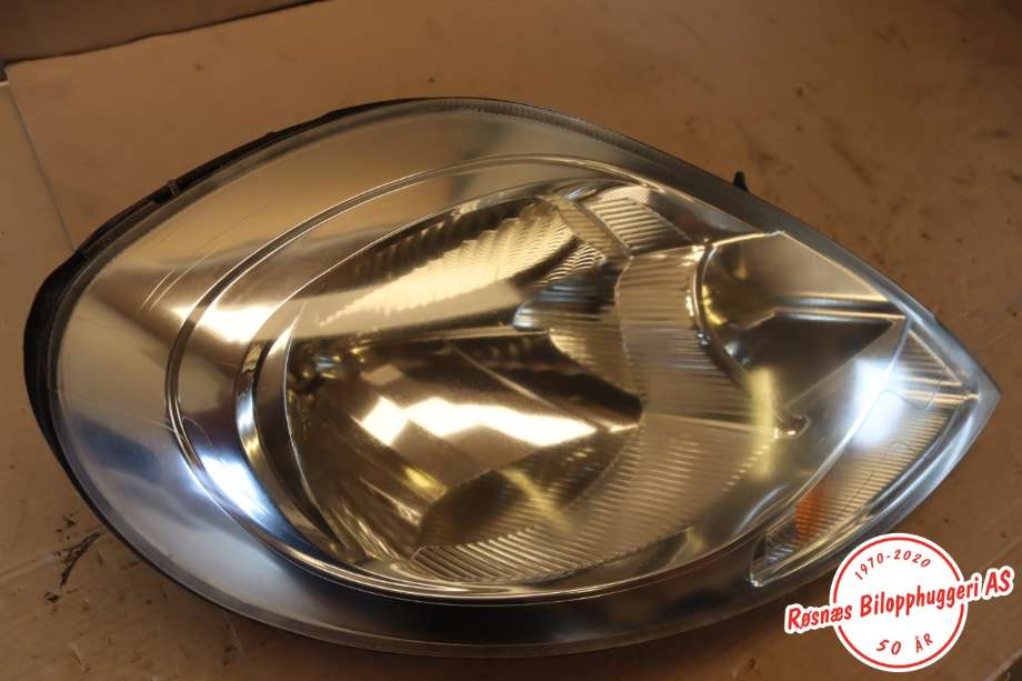 Frontlykt høyre halogen til Opel Vivaro A 2006-2014 (OPEL|89313980|8200701356|93859830)