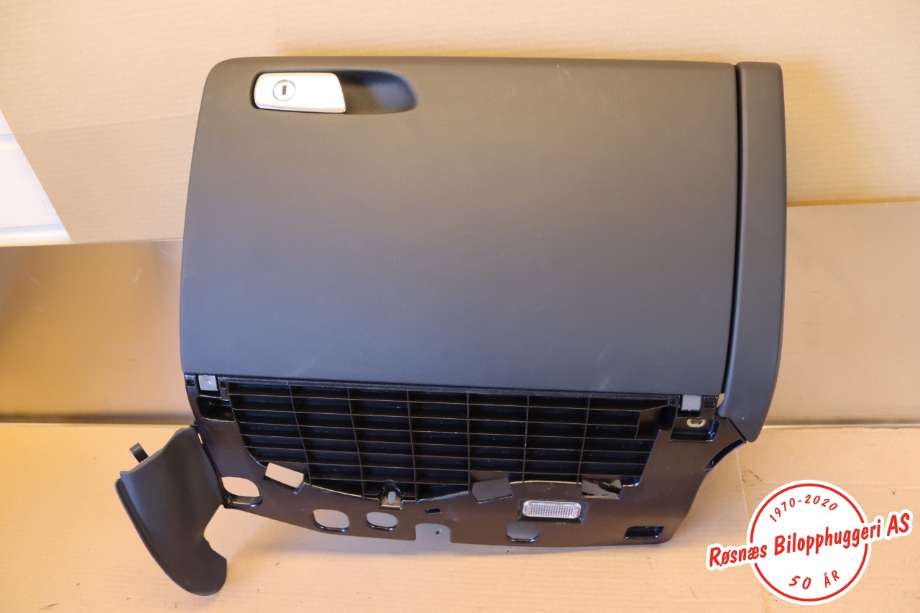 Hanskerom til Audi A4, Allroad 2009-2016 (Type I) (B8) (B8) (AUDI|8K1 857 035 B||8K1857104B)