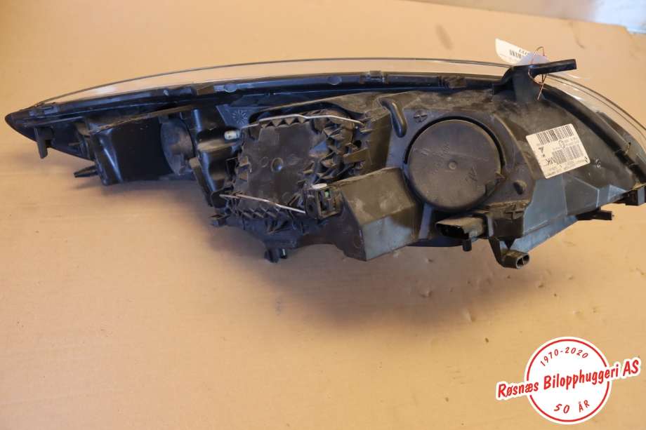 Frontlykt venstre halogen til Renault Megane 2009-2016 Type III  (RENAULT|260607305R||030124420500)