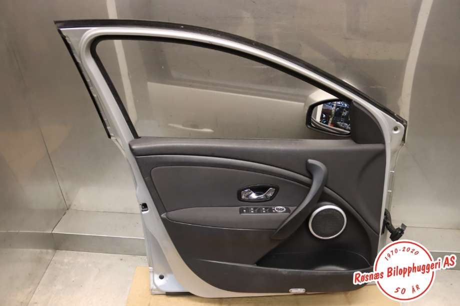 Dør venstre foran til Renault Megane 2009-2016 Type III  (RENAULT|801015772R|)