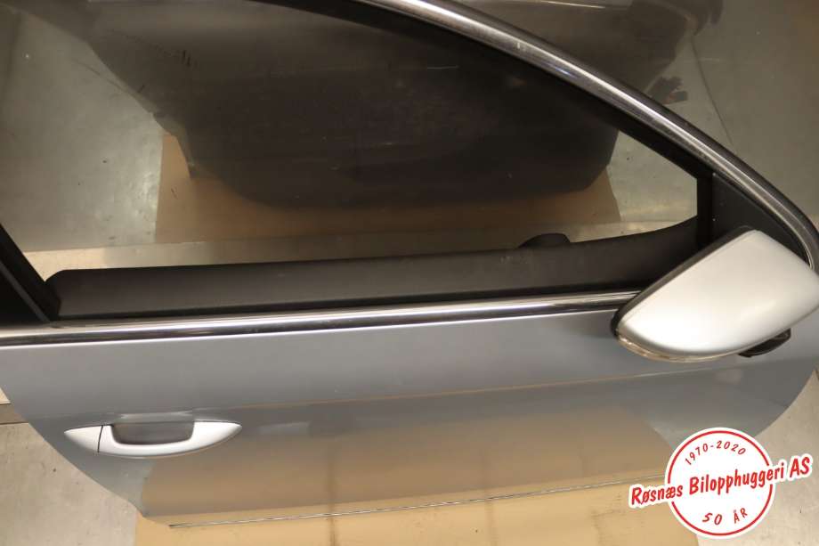Dør høyre foran til VW Passat 2011-2015 (B7) (B7) (VOLKSWAGEN|3AA 831 056|)