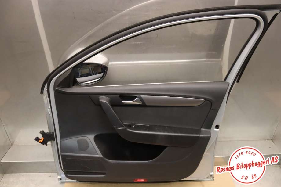 Dør høyre foran til VW Passat 2011-2015 (B7) (B7) (VOLKSWAGEN|3AA 831 056|)