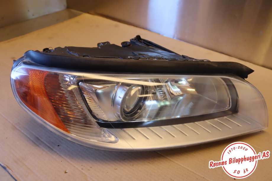 Frontlykt høyre halogen til Volvo V70, 2007-2013 (Type III, Fase 1)  (VOLVO|31283916)