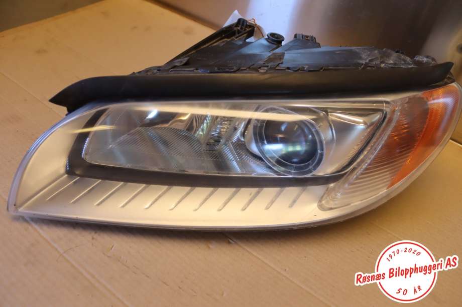 Frontlykt venstre halogen til Volvo V70 2007-2013 (Type III, Fase 1) (VOLVO|31283915|)