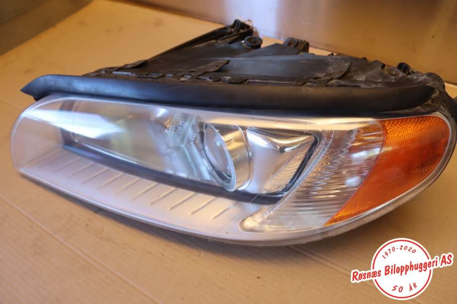 Frontlykt venstre halogen til Volvo V70 2007-2013 (Type III, Fase 1) (VOLVO|31283915|)