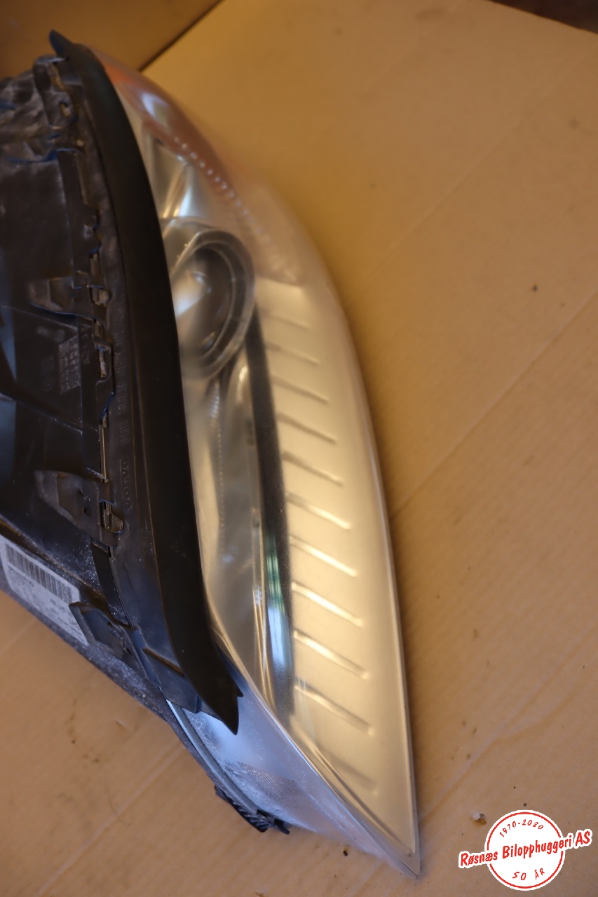 Frontlykt venstre halogen til Volvo V70 2007-2013 (Type III, Fase 1) (VOLVO|31283915|)