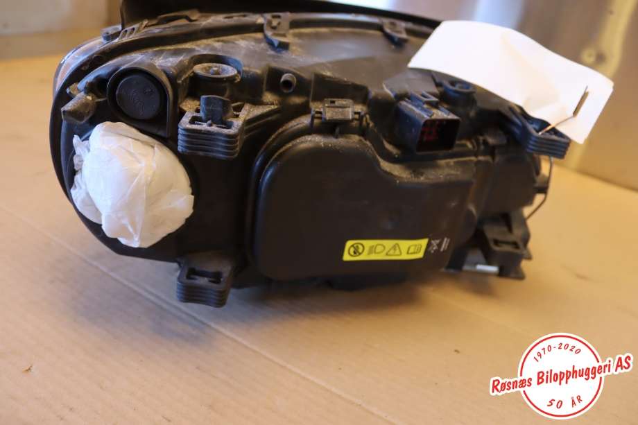 Frontlykt venstre halogen til Volvo V70 2007-2013 (Type III, Fase 1) (VOLVO|31283915|)