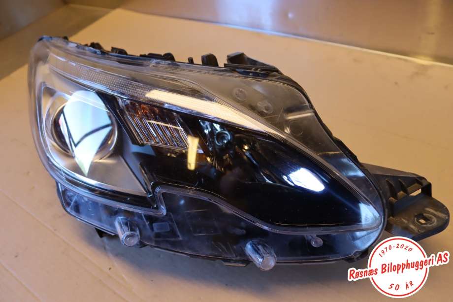 Frontlykt høyre halogen til Peugeot 2008 2013-2019 (Type I)  (PEUGEOT|98 147 395 80|)
