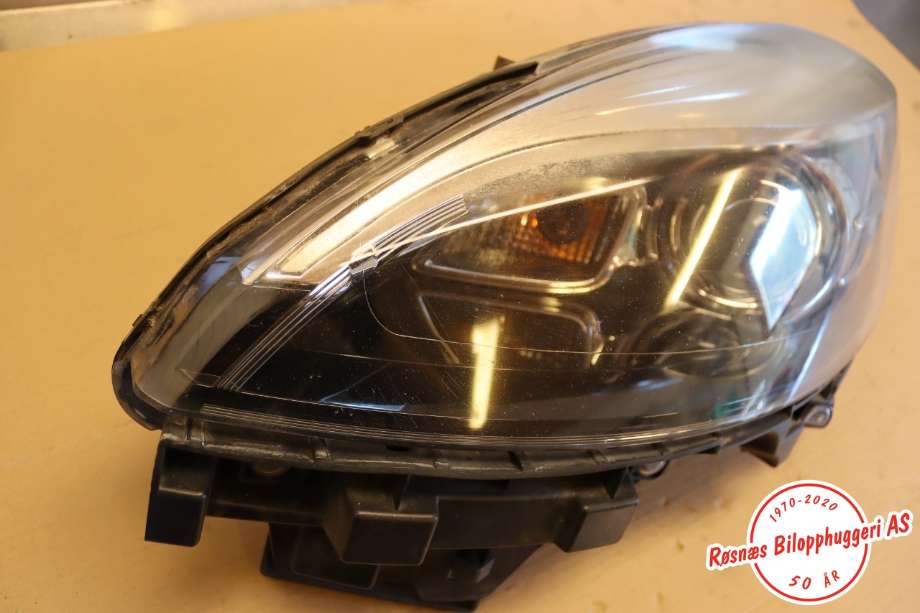 Frontlykt venstre halogen til Renault Scenic 2009-2016 (Type III) (RENAULT|260607160R|)