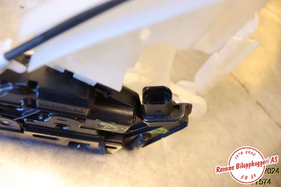 Låsekasse høyre til VW CC 2012-2014 (PASSAT CC) (PASSAT CC) (VOLKSWAGEN|5N1837016C|)