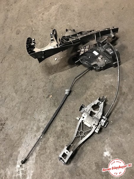 Låsekasse høyre til Volvo V50 2004-2007 (Fase 1)  (VOLVO|30753664|)