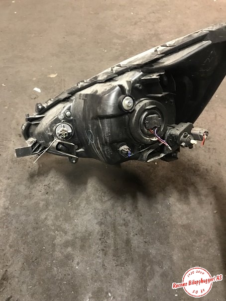 Frontlykt høyre halogen til Mitsubishi Space Star 2013-->> (Type II) (MITSUBISHI|)