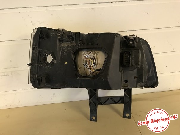 Frontlykt venstre halogen til VW Transporter / Caravelle 2003-2009 (Fase 1) (T5) (T5) (VOLKSWAGEN|7H1941015N|)