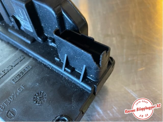 Låsekasse høyre til Nissan Qashqai 2010-2014 (Type I, Fase 2)  (NISSAN|82500EY10D||82500EY11D)