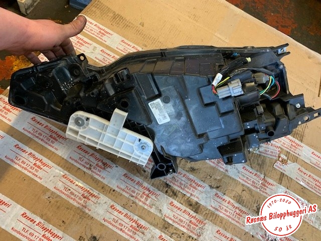 Frontlykt høyre halogen til Nissan Leaf 2011-2017 (Type I) (NISSAN|)