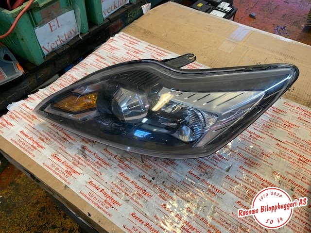 Frontlykt venstre halogen til Ford Focus 2008-2010 (Type II, Fase 2) (FORD|8M51 13006-CD|)
