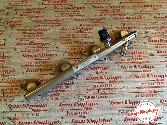 Dyseskinne (fuelrail) til Mercedes C-Klasse 2014-2018 (Fase 1) (W205) (W205) (MERCEDES|A2740700995|A27407804|)