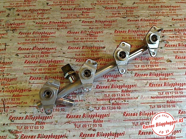 Dyseskinne (fuelrail) til Mercedes C-Klasse 2014-2018 (Fase 1) (W205) (W205) (MERCEDES|A2740700995|A27407804|)