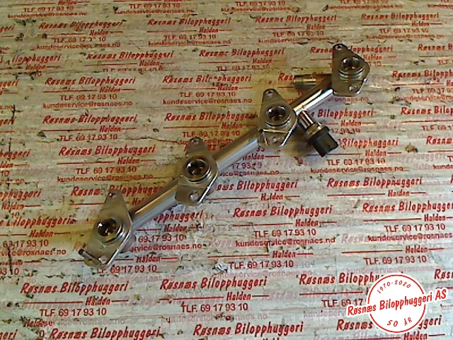 Dyseskinne (fuelrail) til Mercedes C-Klasse 2014-2018 (Fase 1) (W205) (W205) (MERCEDES|A2740700995|A27407804|)