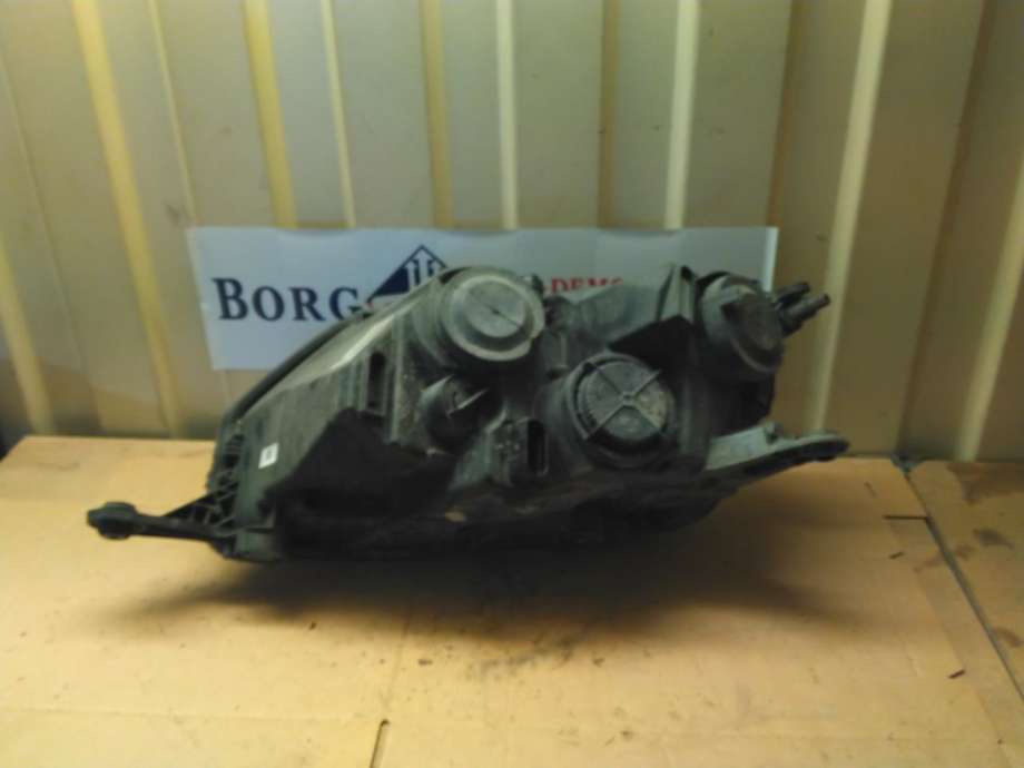 Frontlykt høyre halogen til Škoda Rapid 2012-2019  (5JB 941 018|)