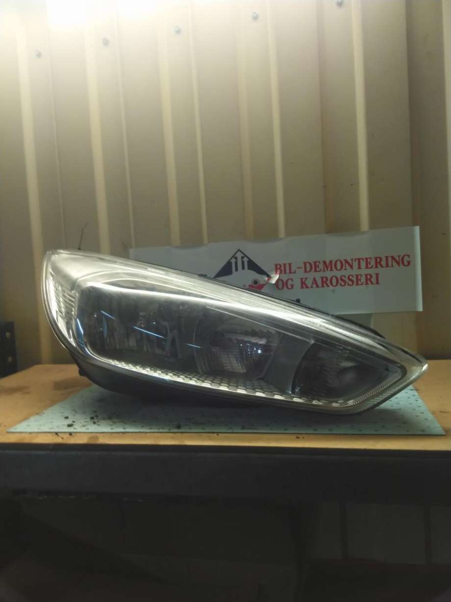 Frontlykt høyre halogen til Ford Focus, 2014-2018 (Type III, Fase 2)  (2060618)