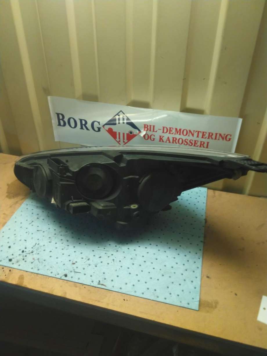 Frontlykt høyre halogen til Ford Focus 2014-2018 (Type III, Fase 2)  (2060618|F1EB-13W030-|)