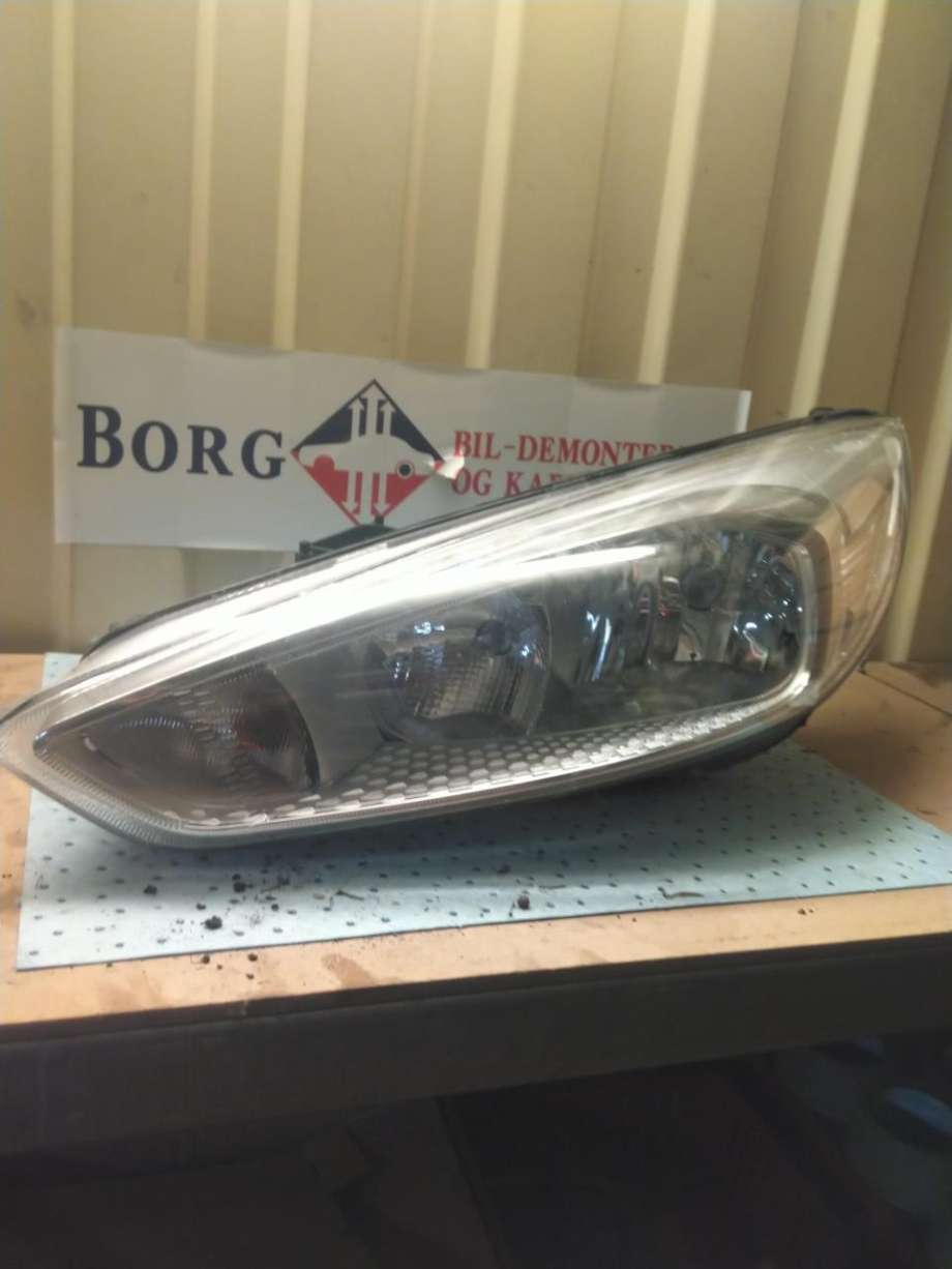 Frontlykt venstre halogen til Ford Focus, 2014-2018 (Type III, Fase 2)  (2071505)