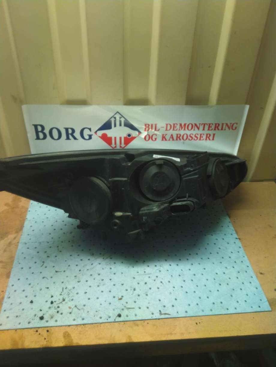 Frontlykt venstre halogen til Ford Focus 2014-2018 (Type III, Fase 2)  (2071505|1EB-13W029-|)