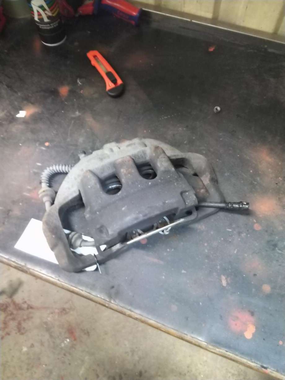 Bremsecaliper høyre foran til VW Transporter / Caravelle 2009-2015 (Fase 2) (T5) (T5) (7E0 615 124|)